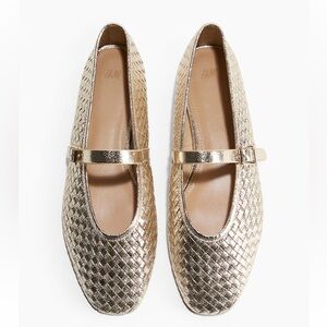 H&M Gold Braided Mary Jane Flats. Size 39. Super comfortable. Great condition.